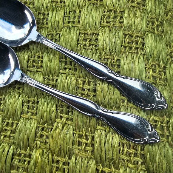 2 Oneida Strathmore Serving Spoons 8.5" stainless scrolls classic romantic - Picture 2 of 7